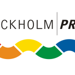 Stockholm pride logotyp. Texten "Stockholm Pride" över en abstrakt våg i regnbågens färger.